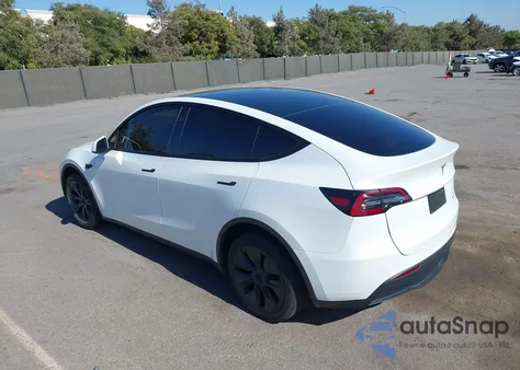 2024 Tesla Model Y Long Range Dual Motor All-Wheel Drive z USA, uszkodzony, nr VIN 7SAYGDEE0RF160178